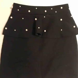  - Kjol ifrån Zara med pärlor på