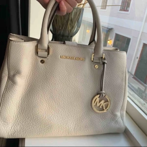  - Äkta Michael kors väska, använd 3 gånger. 