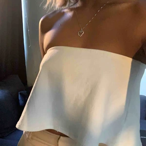  - Off shoulder från Boohoo i storleken XS. Toppen är från ett set. Den är välanvänd förra sommaren. Väldigt stretchig, så har man storlek S så funkar detta perfekt också. Dock kanske det inte döljer lika mycket om man har större bröst. 