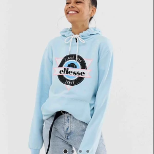  - Helt ny ellesse hoodie! Beställde fel storlek o råka klippa bort lapparna så helt oanvänd. Tröjan är köpt från asos o är nu slutsåld. Fraktar