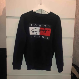  - En Tommy hilfiger sweatshirt (FAKE) köpt i Grekland för ett par månader sen. En marinblå färg med tryck på. En snygg lite overzize tröja för en som har XS/S, passar även en med storlek M:)