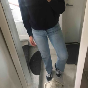  - Ett par as balla jeans med slitning ner till, använda fåtal gånger💛⚡️