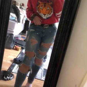  - Säljer ett par slitna byxor med mycket hål i. Säljer dom pågrund av att jag har tröttnat på dom. Dom är använda några gånger. OBS ni står för frakt