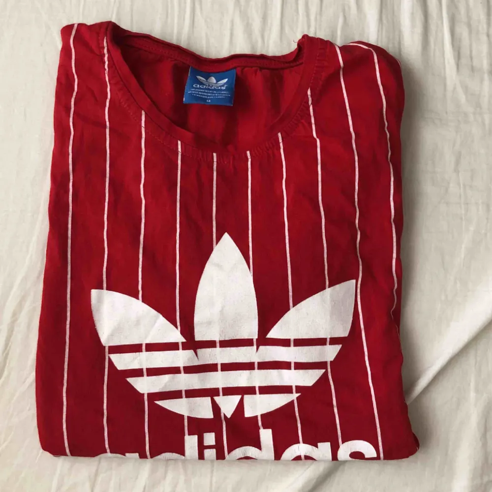 Röd t-shirt i storlek M från adidas. Använd flitigt men sparsamt använd. 150kr + frakt . T-shirts.