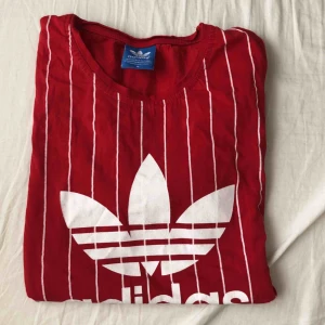  - Röd t-shirt i storlek M från adidas. Använd flitigt men sparsamt använd. 150kr + frakt 