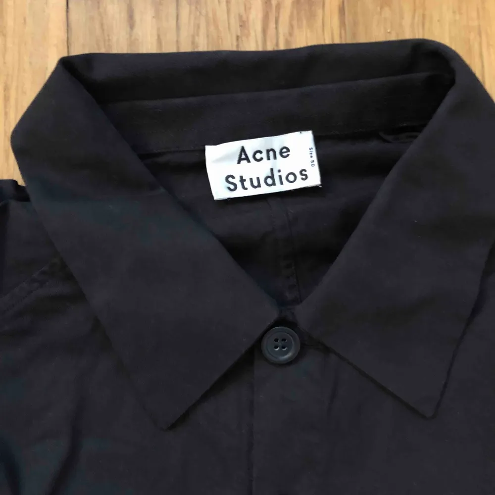 Acne Studios, svart skjorta Stl. 50 / M/L. Skjortor.