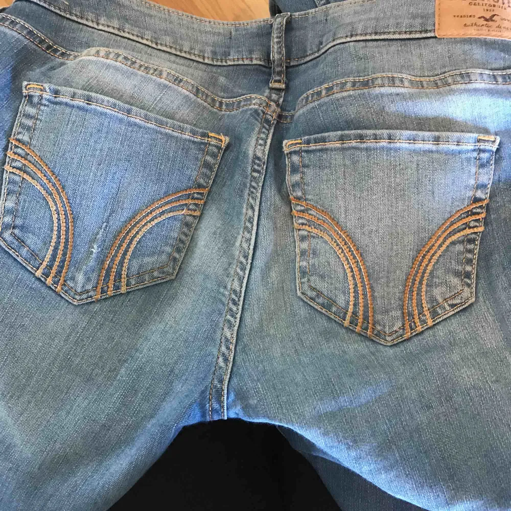 Slitna ljusa jeans från hollister. de har storleken W26 L31, de är i bra skick, endast använd fåtal gånger. köparen står även för frakten. fler bilder kan fixas om det önskas. Jeans & Byxor.