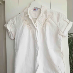  - En vit skjorta/blus i väldigt fint skick. Den är knappt använd. Supersöt med detaljerna uppe vid kragen. Säljes då den tyvärr är för liten för mig. Uppskattad storlek s-xs då det inte finns en storlekslapp kvar.