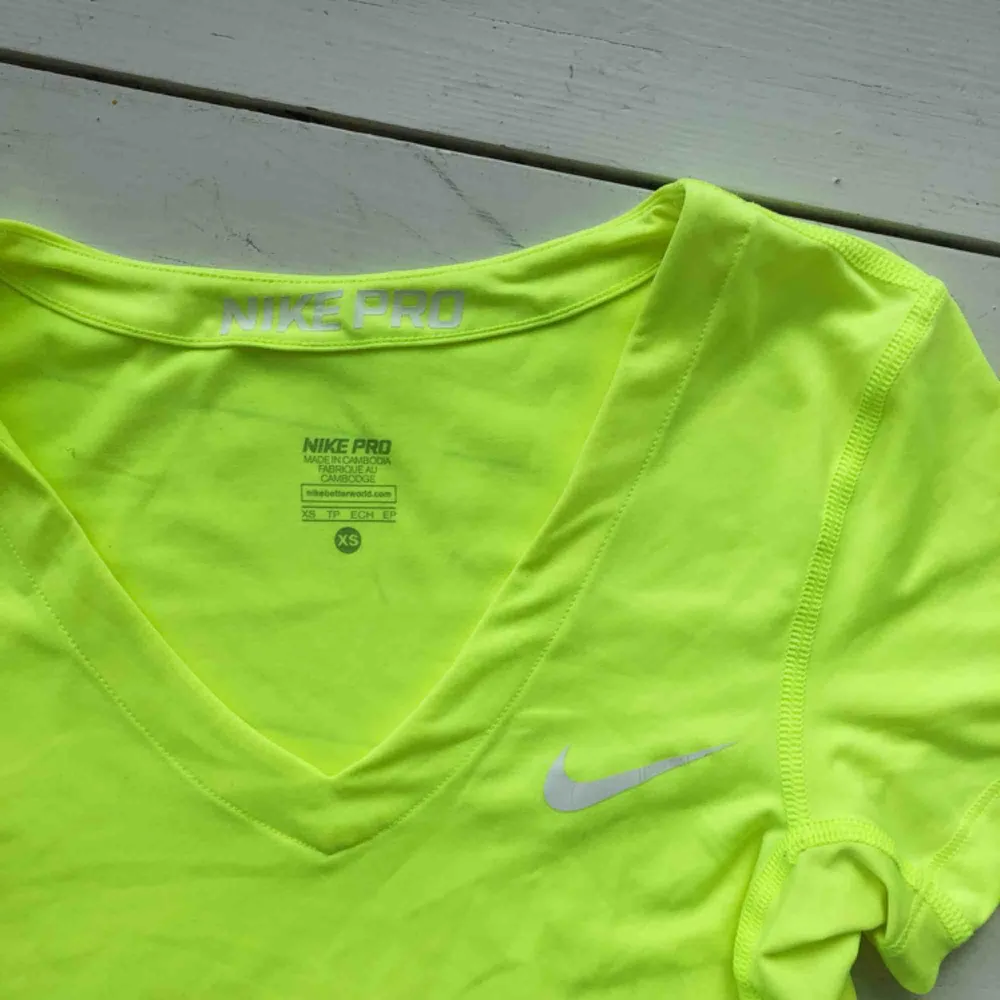 Nike PRO tajt träningströja i modern neon färg! 🌟 säljs då jag bara tränar i linnen. T-shirts.