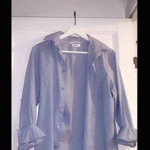  - Ljusare blå Filippa K skjorta i storlek s. 