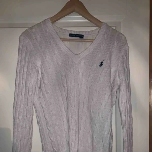  - Ralph lauren kofta i vitt, stickad. Köpt nåt år sen, inte använt så mycket. V formad framtill.