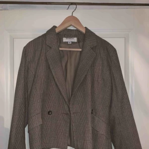  - Rutig vintage kavaj från hm, köpt för ett tag sen men de är bra kvalite. 