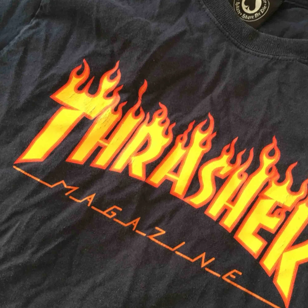 Mörkblå Thrasher T-shirt i storlek S! Använt men fortfarande hyfsat bra skick. Texten är lite sliten pga att den råkat hamna i torktumlaren. Säljer pga används inte längre! Köparen står för frakten :). T-shirts.