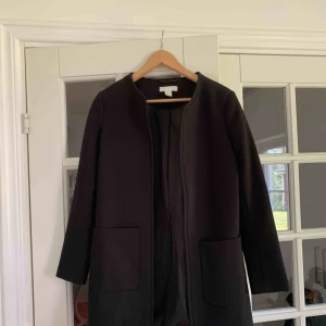  - Stilren, strkturvävd kappa. Sparsamt använd. Frakt tillkommer. 