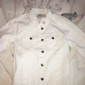  - Helt ny oanvänd jeansjacka! För liten på mig därför säljer jag den. Superfin trendig jacka. Nypris 499kr