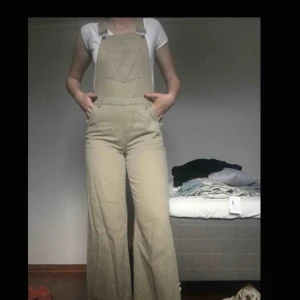  - Verkligen sååå fina hängselbyxor från vila. Endast använda en gång men de är riktigt sköna! Frakten ingår i priset och priset kan diskuteras.