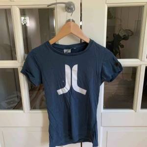  - T-shirt från WESC. Frakt tillkommer