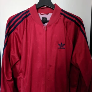  - Röd och blå adidas tröja. Köpt från humana, riktigt snygg men lite stor för mig tyvärr.. Fynda!