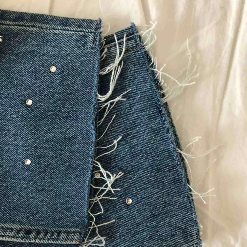 Ett par väldigt coola jeans med strass-stenar på hela framsidan av benen, lite slitningar ned till av benen, stängs med 4 knappar, lite boyfriend jeans modell. ANVÄNDA 1 GÅNG🙌, ordinarie pris 600kr . Jeans & Byxor.