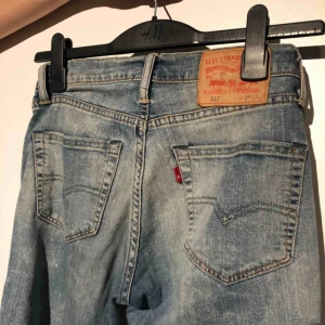  - Den perfekta färgen och fitting på de ikoniska Levis jeansen. De är mittemellan hög och lågmidjade och är lite boyfriendaktiga, alltså inte supertighta i benen men oh lord de sitter fantastiskt vid rumpan! Storlek S!
