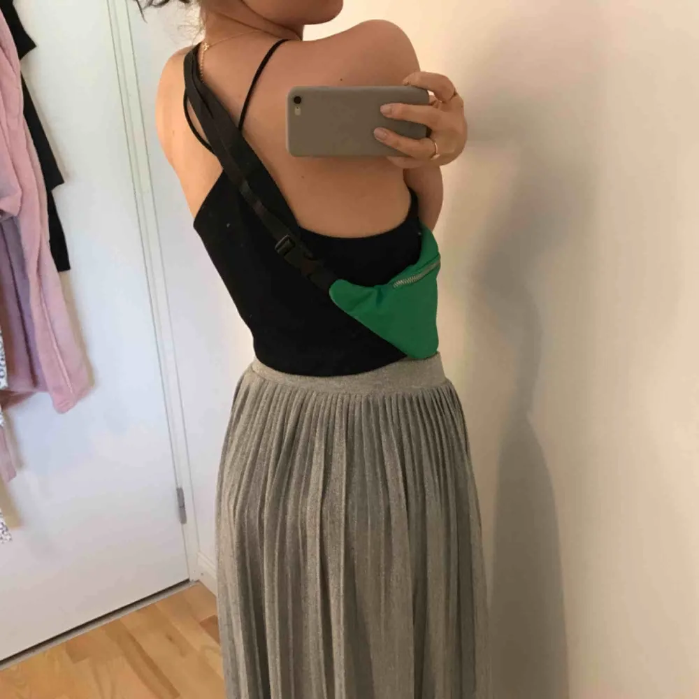 Superfin svart crop top i blus material med smala band ! 🖤. Toppar.