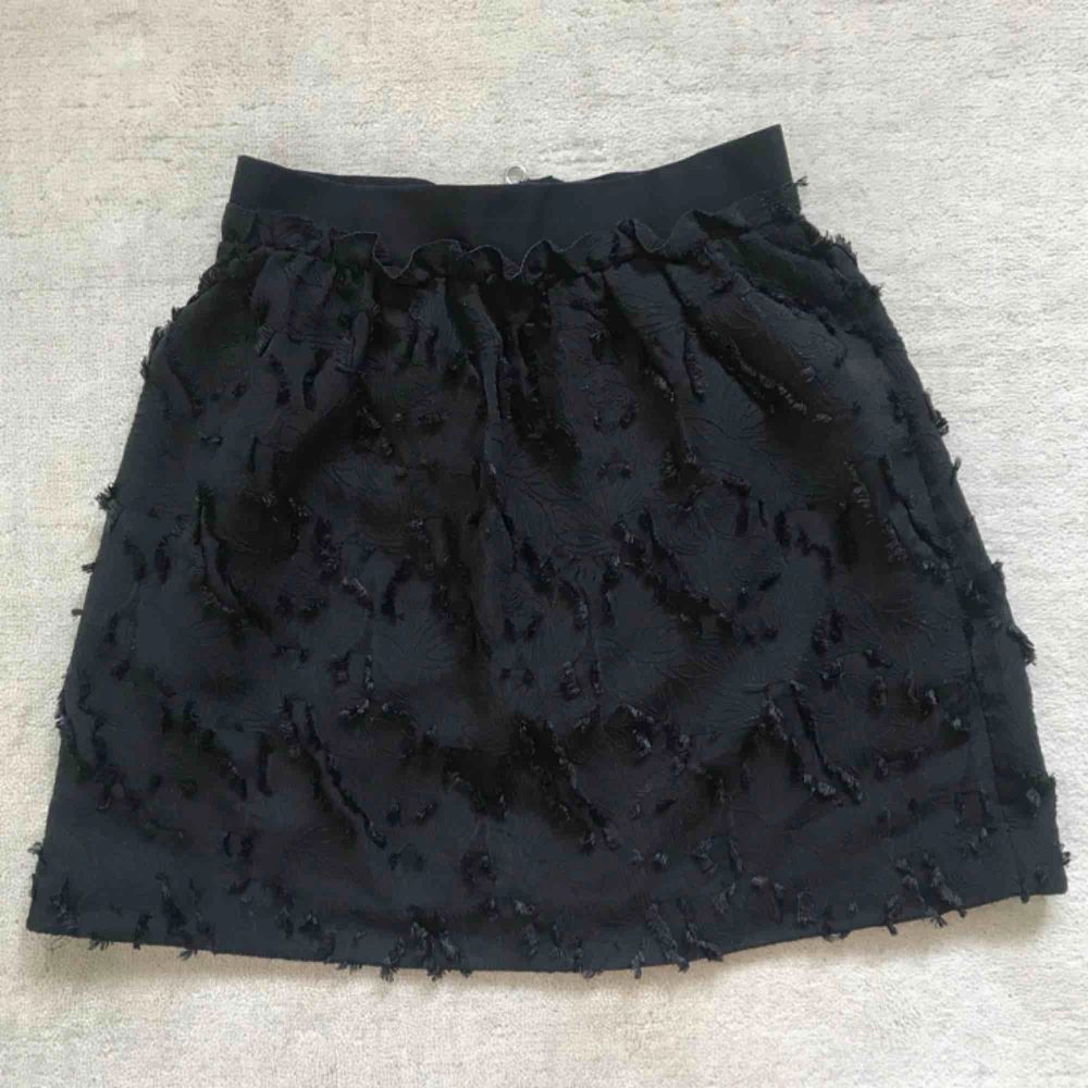 Svart kjol från H&M. Strl 34. Nyskick. Säljes pga för liten för mig. . Kjolar.