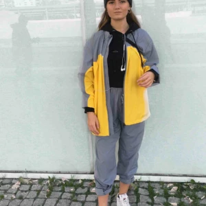  - Aaaas fränt 90-tals nike set, på bild 1 ser ni hur det sitter på mig som är 1,67 och vanligtvis har XS/S på kläder! Skickar mer detaljer etc vid intresse, fraktar och möts upp i centrala uppsala💛💛 (byxorna är justerbara)