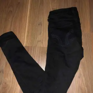 Svarta jeans från hollister  Storlek 00 vilken är som XS