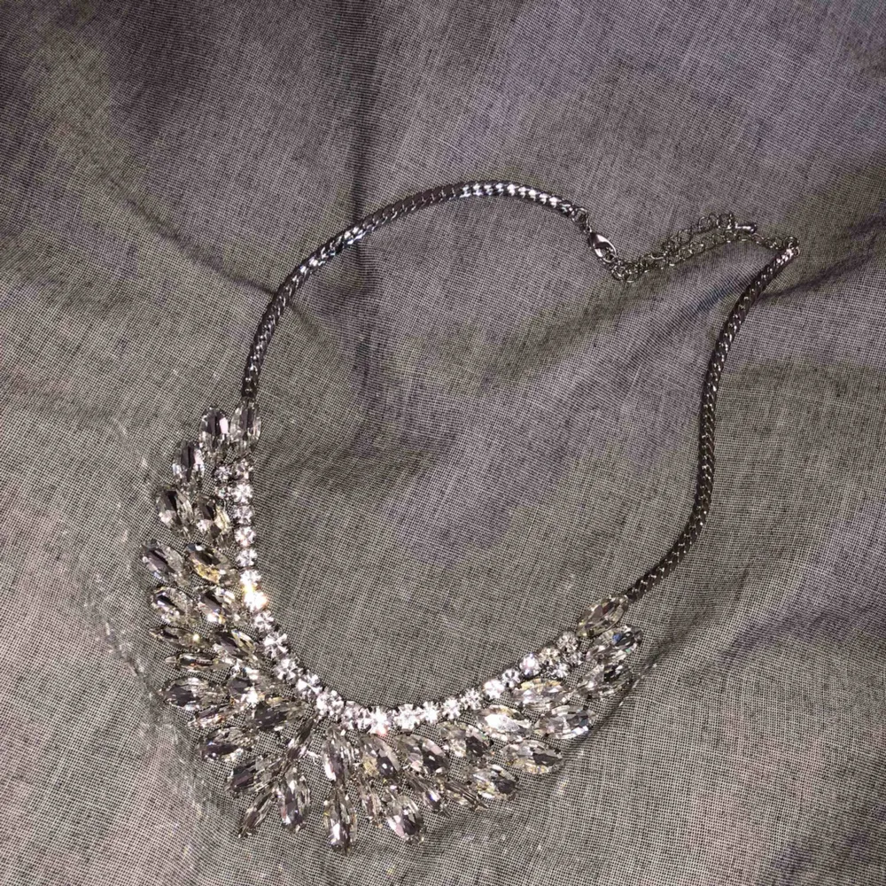 Jätte vackert halsband, aldrig använt. Köpt för 250kr, säljer för 80kr + 20kr frakt😊💘 ‼️endast swish‼️. Accessoarer.