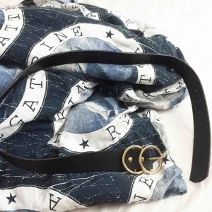  - Ett svart skärp med två guldiga ringar på. Jag har endast använt det 2-3 gånger, jag har använt det runt midjan på en stickad klänning och även på jeans! Skärpet är i nyskick, jag har dock gjort 2-3 hål själv men inget man tänker på! 