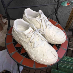  - Reebook Aztrek. Använda ett fåtal ggr. Nypris 977 kr. Säljes pga fel färg, det står att de ska vara kritvita men de är mer offwhite. Superfina och framförallt sköna men inte det jag tänkte mig! Pris kan diskuteras vid snabb affär!!