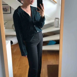  - Mörkgrön blus/skjorta med snakeprint från Zara. Använd få ggr. Storlek XS/S💚💚