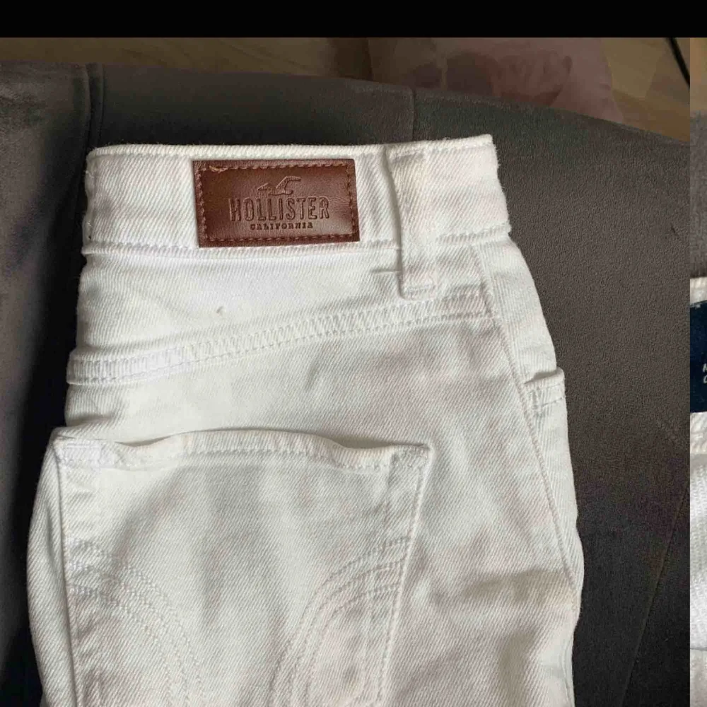 Jeans kjol med lite slitningar från hollister köpt för ungefär 500 och priset kan diskuteras 😋passar nog en XS skulle jag säga . Kjolar.