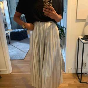 Jätteball kjol från Gina Tricot! Storlek s. Har tyvärr aldrig kommit till användning... 150 kr + 50 kr frakt (m påse postnord) 🌼🌸