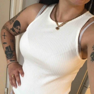  - Ett linne från Primark. Storlek small/34-36, damstorlek. Skick: 8/10. Levereras nytvättad. Postas endast, (18kr) frakten är inräknad i priset. Mvh Marija & Nugget