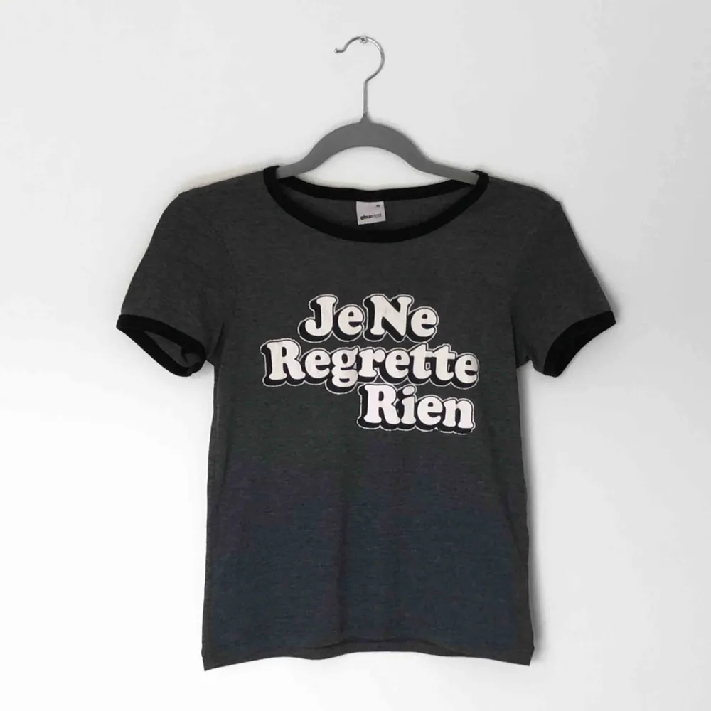 Grå urtvättad T-shirt från Gina Tricot i storlek XS och passar som en stor XS eller en mindre S. Du som köpare står för frakten❤️. T-shirts.