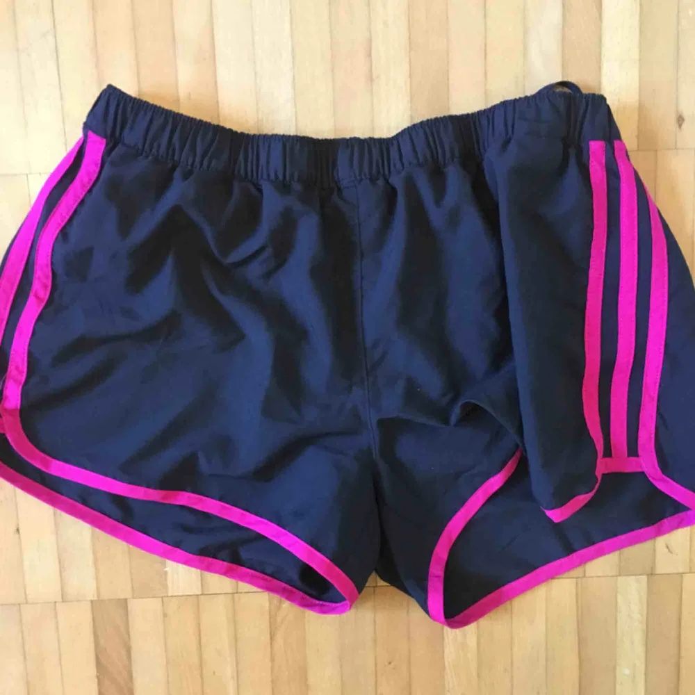 Shorts från Adidas i nyskick. Perfekta för gymmet eller löpturer! . Shorts.