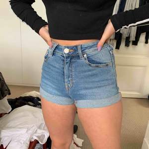 High waisted shorts från Cubus med stretchigt material. 