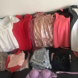  - Säljer massor med kläder hör av er för mer bilder :)
