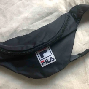  - Svart trendig midjeväska från Fila. Kan mötas upp i Uppsala annars kostar frakt 59
