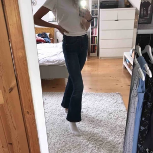  - Blåa bootcut-jeans från bikbok säljer pga för korta