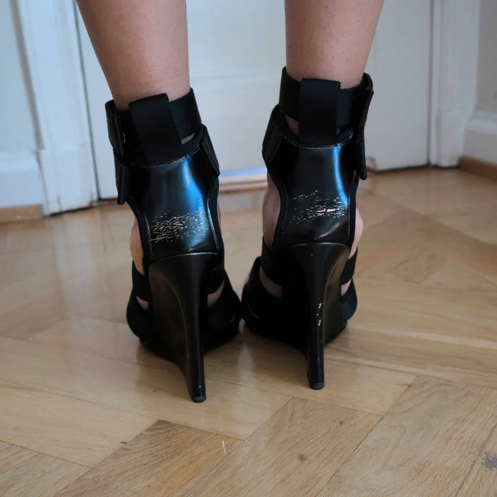 Unika sportiga sandaletter från H&M Studio runway SS17 med hög kilklack. Skorna bars av Gigi Hadid under visningen! Sandaletterna har remmar i nylon som stängs med kardborre och innersula i läder. Något slitna bak på hälen (se bild), annars fint skick.  . Skor.