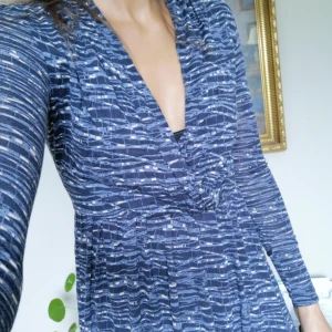  - Blå mönstrad klänning, passar xs/s. Sitter som den ska och man behöver inte oroa sig för att urringningen glider isär. ✨✨