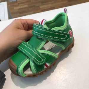  - Helt nya barnskor, stl 23