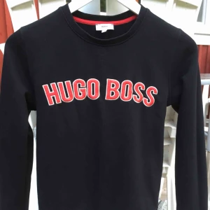  - Storlek 12-XS. Köpt på Kids Brand Store för ett år sedan. Väldigt fint skick, utan fläckar. Hämtas i Uppsala eller skickas mot kostnad. 