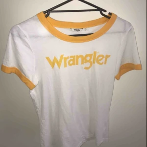  - Wrangler t-shirt. Strl S. Oanvänd.   Kan mötas upp i Stockholm. Kan även frakta men det står köparen för 