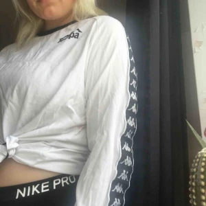  - Svincool tröja från märket kappa! Den är köpt på junkyard för ca ett år sen men väldigt sparsamt använd så i jättebra skick. Märket fram och även coolt tryck på sidorna av armarna. Frakt tillkommer på 39kr och pris kan diskuteras vid snabb affär🥰