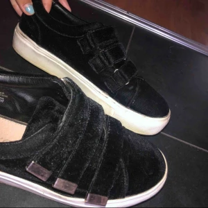  - Söljer dessa velcro sneakers i sammet material från asos💕 nypris ca 900 kr säljer för 299 då dom är i väldigt fint skick, förutom ett litet hål i sammeten bak vid hälen (går lätt att laga med 1 elr två stygn)⭐️ guld detalj längst ut på kardborrebanden⭐️ 