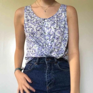 - Säljer denna somriga topp! Jag skulle säga att det passar mellan XS & M, beroende på hur man vill att det ska sitta. Kan mötas upp i Örebro eller så tillkommer en fraktkostnad på 39kr!