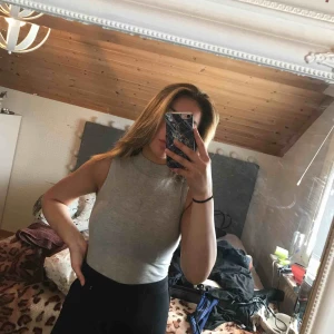  - snygg grå topp från Gina Tricot i storlek Xs. Perfekt för middag eller fest. Köparen står för frakt!